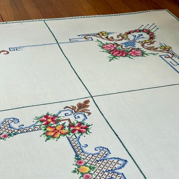 Vintage White Cotton Blend Embroidered Tablecloth with 4 Matching Napkins Floral - Picture 10 of 16